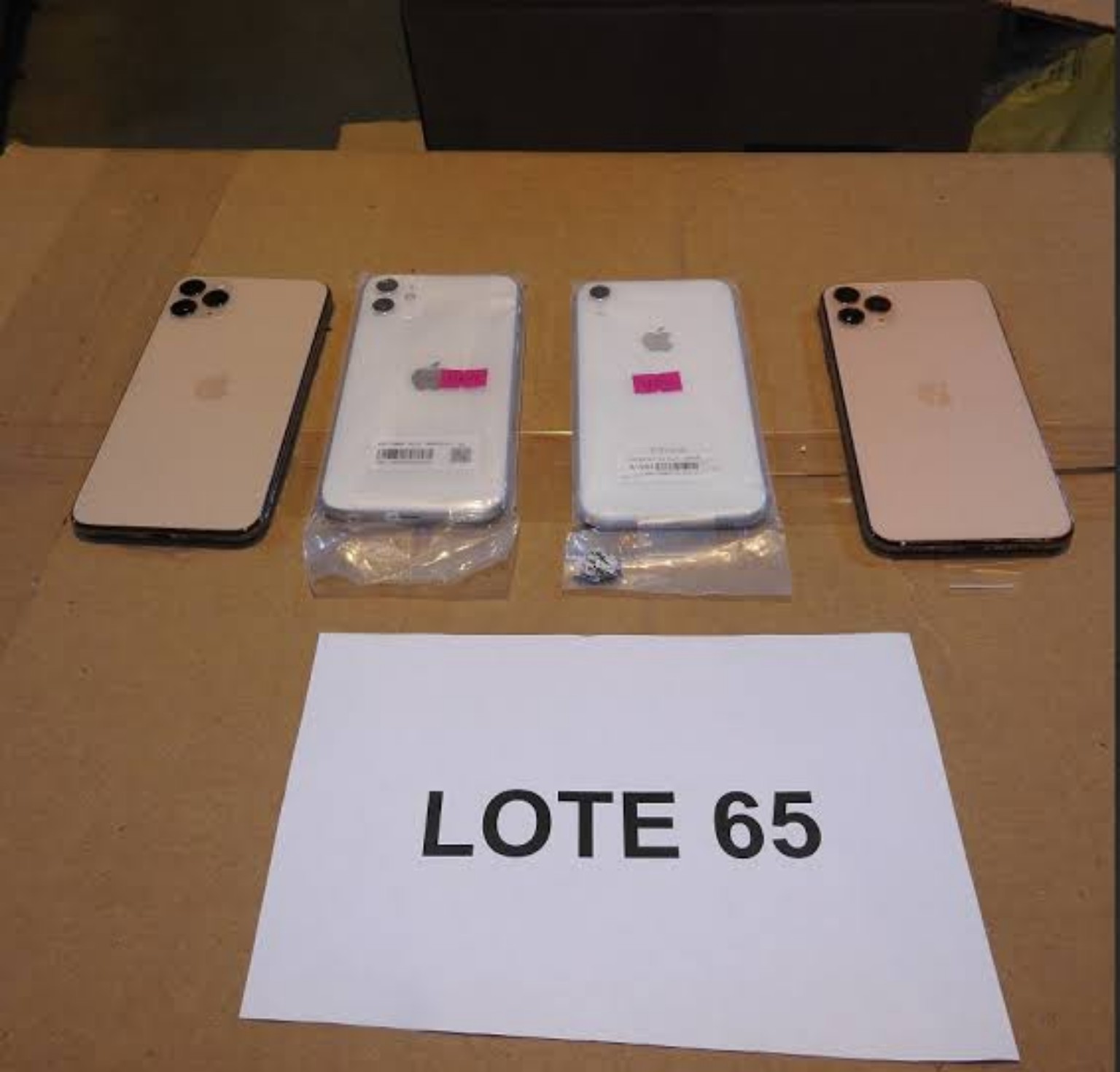 Lote 65 — Lote com 4 Apple iPhones