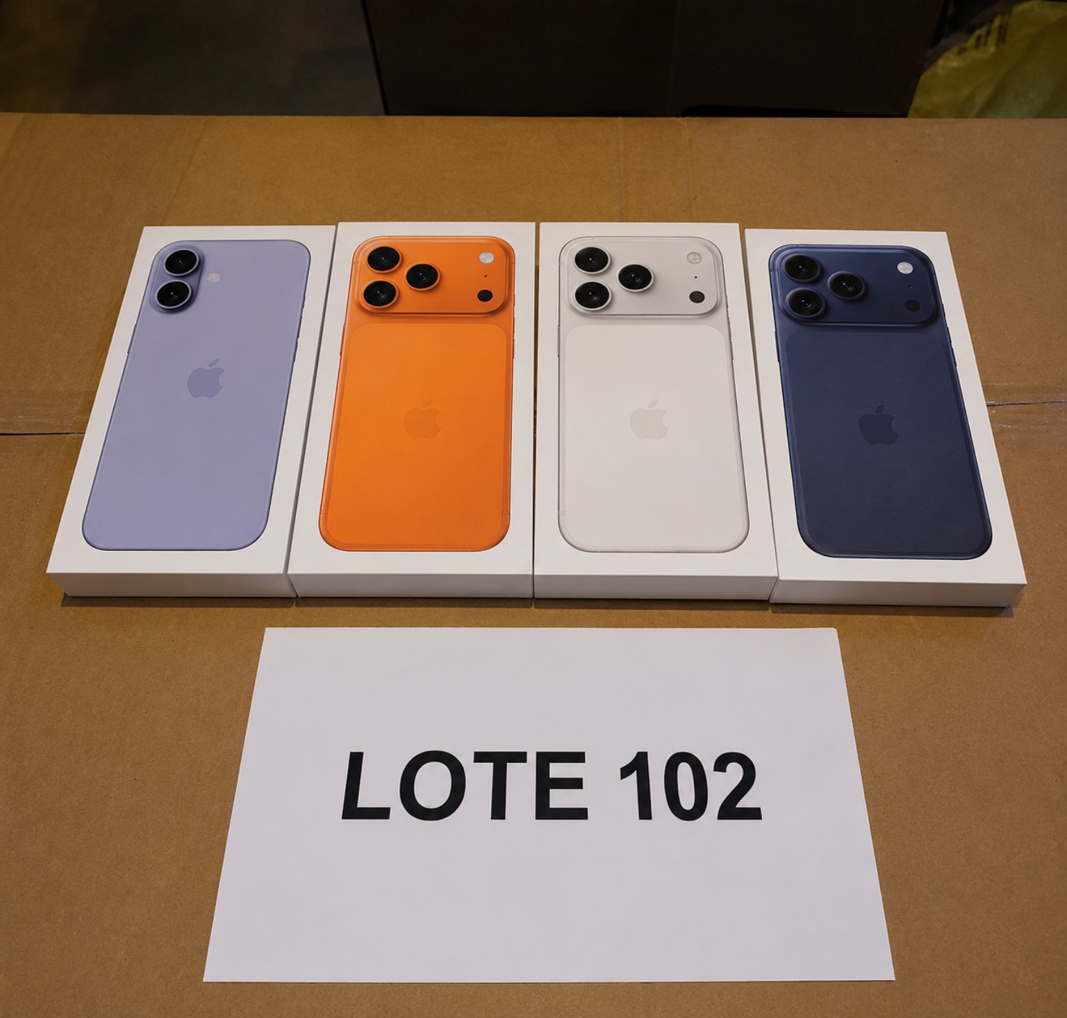 Lote 102 — Lote com 4 Apple iPhones