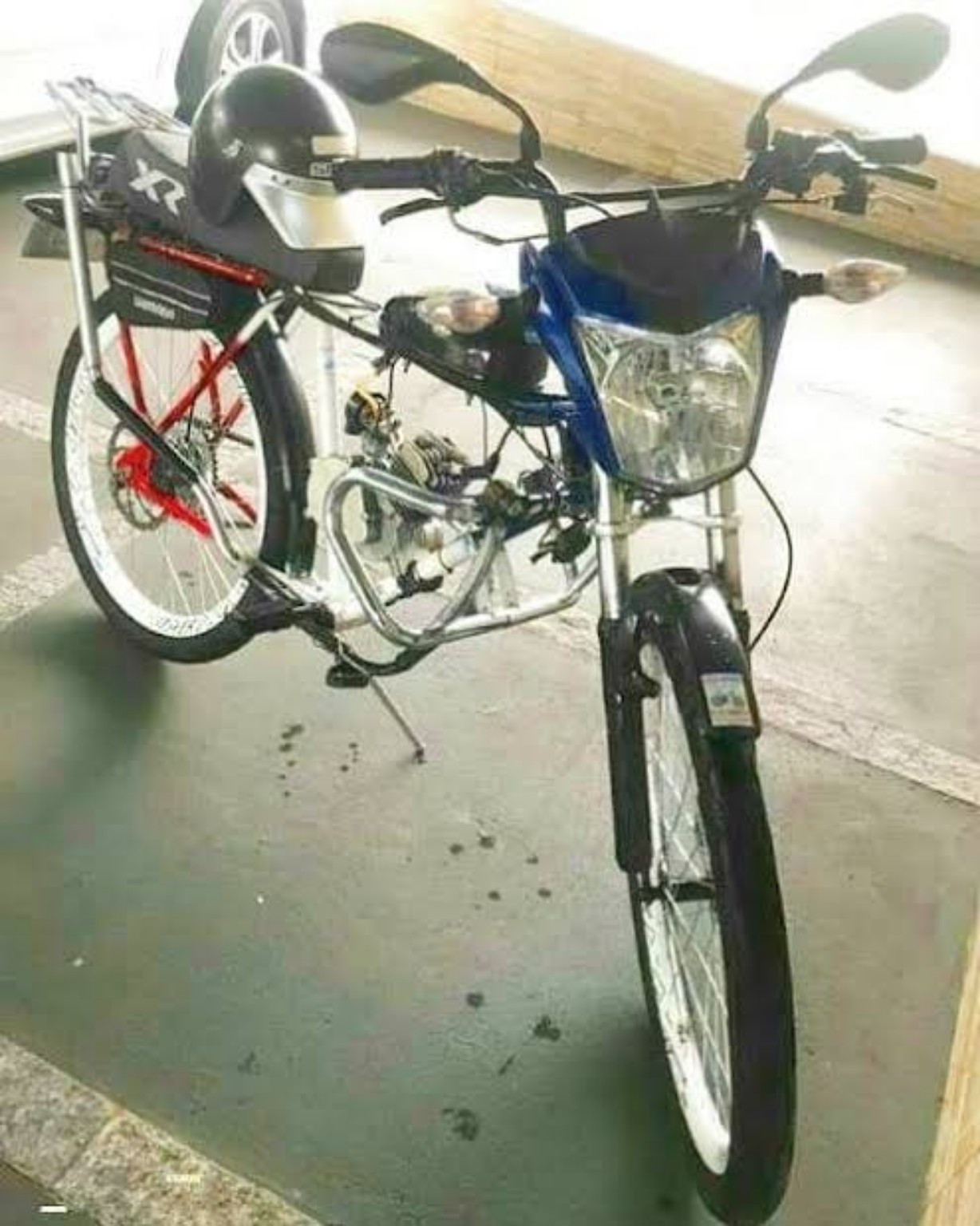 Lote 126 — Bicicleta motorizada