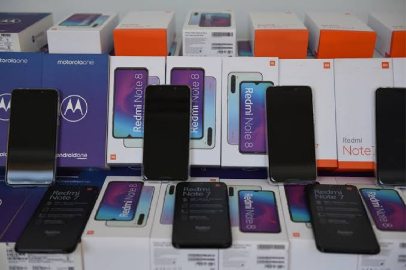 Lote 112 — Lote de smartphones Motorola e Xiaomi com caixas