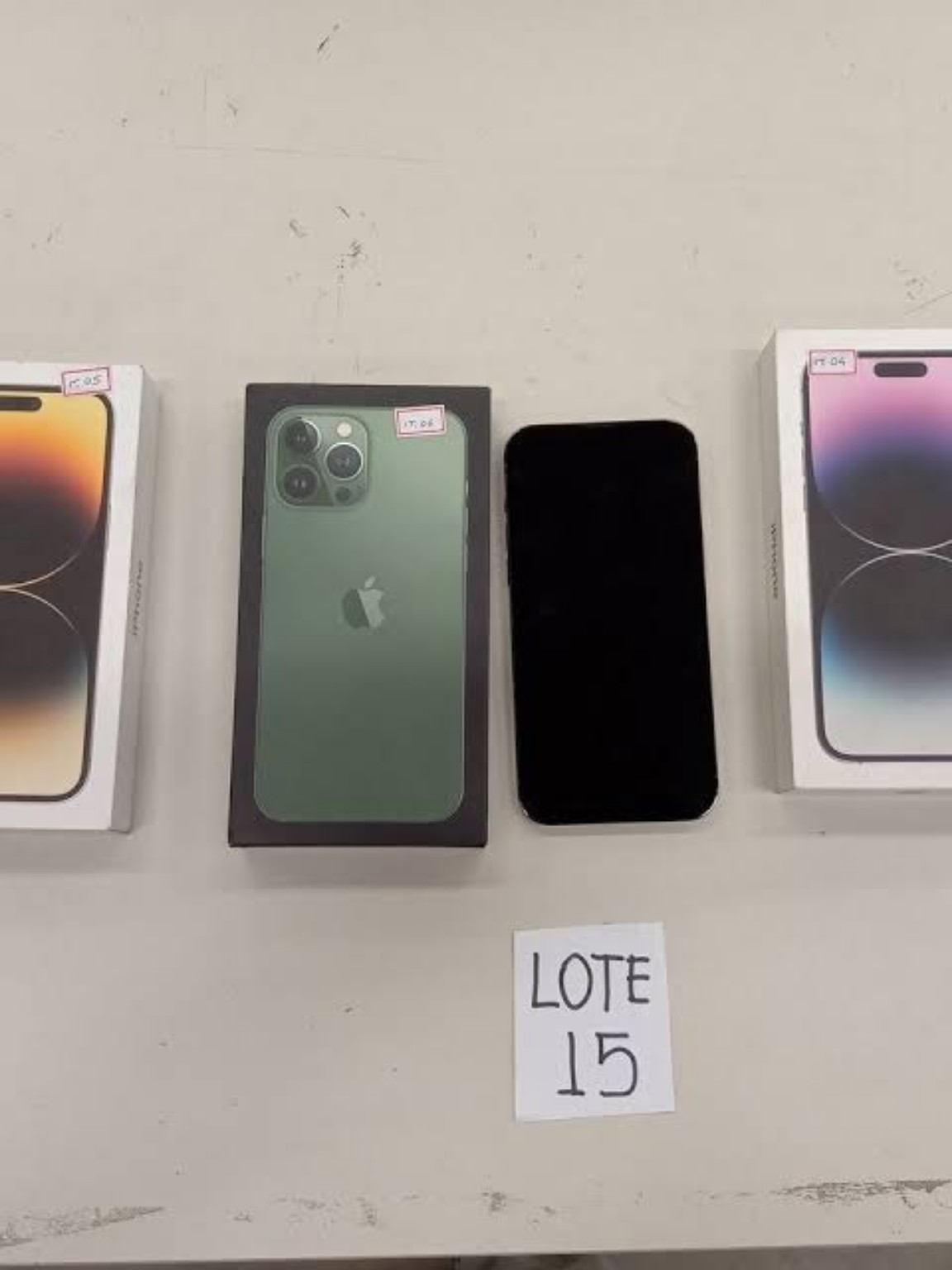 Lote 15 — Apple iPhone com caixas
